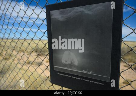 Ein Foto des ersten Atombombentests hängt am 1. April 2023 am White Sands Raketenherd in New Mexico an einem Zaun an der Trinity Site. Die Bombe wurde um 5:29:45 Uhr getestet Mountain war Time am 16. Juli 1945 an der Trinity Site, die zweimal im Jahr für die Öffentlichkeit geöffnet ist - am ersten Samstag im April und am dritten Samstag im Oktober. (Foto: Sam Wasson/Sipa USA) Guthaben: SIPA USA/Alamy Live News Stockfoto