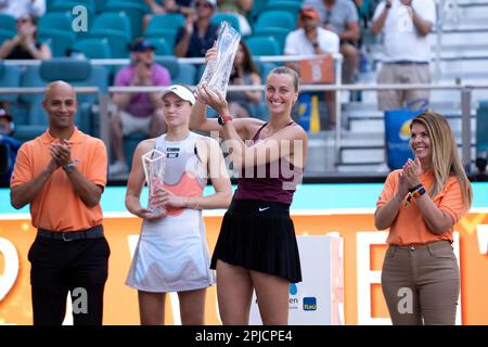 Miami Gardens, Florida, USA. 1. April 2023. April 01 - Miami Gardens: Petra Kvitova (CZE) posiert mit der Champions-Trophäe, nachdem sie Elena Rybakina (KAZ) in den Singles Finals der Miami Open 2023 von Itau besiegt hat. (Kreditbild: © Andrew Patron/ZUMA Press Wire) NUR REDAKTIONELLE VERWENDUNG! Nicht für den kommerziellen GEBRAUCH! Stockfoto