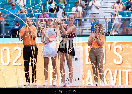 Miami Gardens, Florida, USA. 1. April 2023. April 01 - Miami Gardens: Petra Kvitova (CZE) posiert mit der Champions-Trophäe, nachdem sie Elena Rybakina (KAZ) in den Singles Finals der Miami Open 2023 von Itau besiegt hat. (Kreditbild: © Andrew Patron/ZUMA Press Wire) NUR REDAKTIONELLE VERWENDUNG! Nicht für den kommerziellen GEBRAUCH! Stockfoto