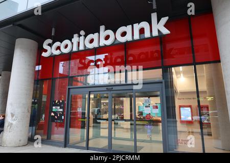 Das Scotiabank-Logo ist in der Sonne außerhalb einer Bankfiliale in der Innenstadt von Toronto zu sehen. Stockfoto
