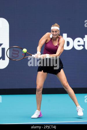 Miami Gardens, Florida, USA. 1. April 2023. April 01 - Miami Gardens: Petra Kvitova (CZE) schlägt Elena Rybakina (KAZ) in den Singles Finals der Miami Open 2023 von Itau. (Kreditbild: © Andrew Patron/ZUMA Press Wire) NUR REDAKTIONELLE VERWENDUNG! Nicht für den kommerziellen GEBRAUCH! Stockfoto