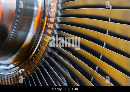 Welle und Rotorblätter einer leistungsstarken Dampfturbine. Elemente zur Befestigung der Rotorblätter im Wellensockel. Stockfoto