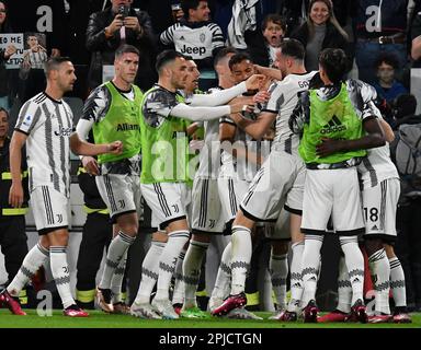 Turin, Italien. 1. April 2023. Die Spieler des FC Juventus feiern, nachdem sie am 1. April 2023 bei einem Fußballspiel der Serie A zwischen dem FC Juventus und Hellas Verona in Turin (Italien) Punkte erzielt haben. Kredit: Federico Tardito/Xinhua/Alamy Live News Stockfoto