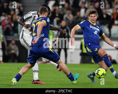 Turin, Italien. 1. April 2023. Moise Kean des FC Juventus erzielt sein Tor während eines Fußballspiels der Serie A zwischen dem FC Juventus und Hellas Verona in Turin, Italien, am 1. April 2023. Kredit: Federico Tardito/Xinhua/Alamy Live News Stockfoto