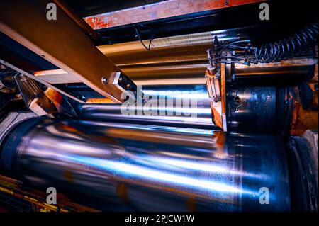 Verarbeitung von Metallrollen und Stahlseilkabeln in der Werkstatt Stockfoto