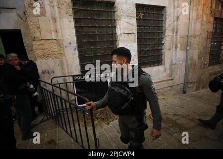 Jerusalem. 1. April 2023. Ein israelischer Polizist steht Wache nach einem gemeldeten Schießereignis auf dem Gelände der Al-Aqsa-Moschee in Jerusalem am 1. April 2023. Am Samstag wurde ein palästinensischer Mann am Eingang der Al-Aqsa-Moschee in Jerusalem von israelischen Polizeikräften erschossen. Die Polizei sagte, der Mann habe versucht, einen Angriff auf die Truppen durchzuführen, der von einigen Palästinensern vor Ort abgelehnt wurde. Kredit: Muammar Awad/Xinhua/Alamy Live News Stockfoto