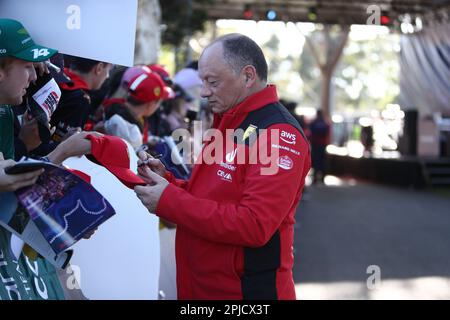 Albert Park, Melbourne, Victoria, Australien. 02. April 2023. FIA Formel-1-Weltmeisterschaft 2023 - Formel-1-Rolex Grand Prix Australian - Scuderia Ferrari Teamchef Frederic Vasseur posiert mit Fans auf dem Melbourne Walk während der FIA Formel-1-Weltmeisterschaft 2023 – Bildgutschrift: brett keating/Alamy Live News Stockfoto