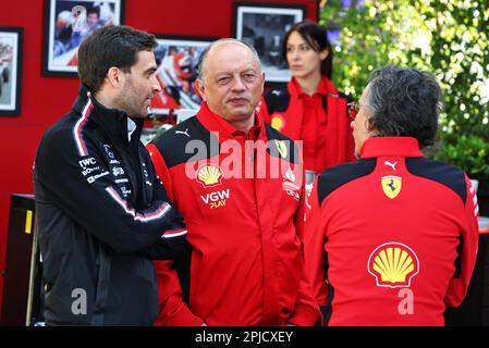 Melbourne, Australien. 02. April 2023. (L bis R): Jerome d'Ambrosio (BEL) Mercedes AMG F1 Driver Development Director mit Frederic Vasseur (FRA) Ferrari Team Principal und Laurent Mekies (FRA) Ferrari Sporting Director. Großer Preis Australiens, Sonntag, 2. April 2023. Albert Park, Melbourne, Australien. Kredit: James Moy/Alamy Live News Stockfoto