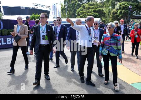 Melbourne, Australien. 02. April 2023. Andrew Westacott (AUS) Chief Executive Officer der Australian Grand Prix Corporation mit Linda Dessau (AUS) Gouverneur von Victoria. Großer Preis Australiens, Sonntag, 2. April 2023. Albert Park, Melbourne, Australien. Kredit: James Moy/Alamy Live News Stockfoto
