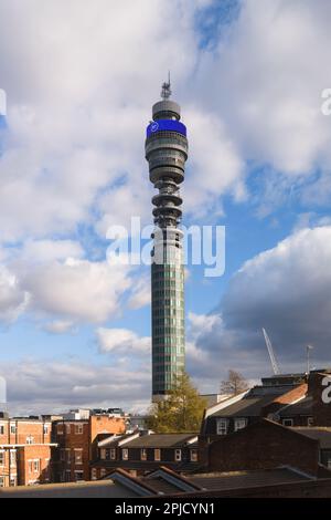 London, Großbritannien - 27. Februar 2023; das Wahrzeichen des BT Tower erhebt sich gegen den blauen Himmel mit teilweise bewölkten Gebäuden Stockfoto