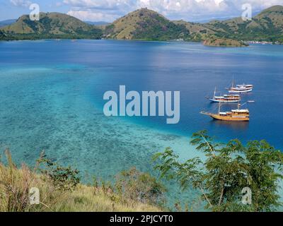 Ein wunderschöner tiefer Blick auf das Meer von der Spitze des Hügels an einem der Reiseziele Sail Komodo; Kelor Island, Komodo Nationalpark, Indonesien Stockfoto