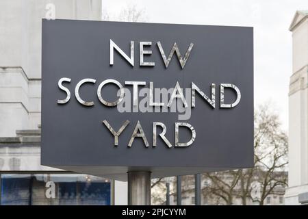 London, Großbritannien - 16. März 2023; ikonisches dreiseitiges Schild für Metropolitan Police New Scotland Yard in City of Westminster Stockfoto