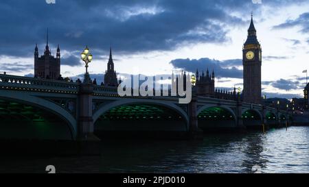 London, Großbritannien - 27. Februar 2023; Nacht über Elizabeth Tower und Westminster Bridge nach Sonnenuntergang im Zentrum von London Stockfoto