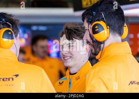 Melbourne, Australien. 01. April 2023. Oscar Piastri von Australien und (81) McLaren MCL36 in den Boxen während des letzten Trainings vor dem Grand Prix F1 von Australien auf der Albert Park Grand Prix-Strecke. Kredit: SOPA Images Limited/Alamy Live News Stockfoto