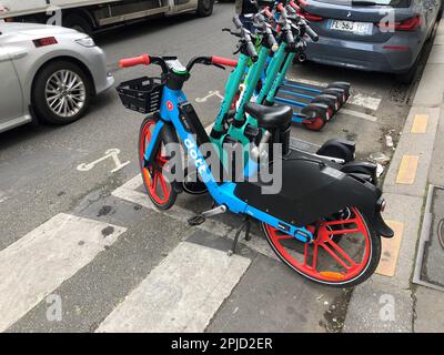 Paris, Frankreich. 31. März 2023. E-Roller und ein E-Bike werden auf einem dafür vorgesehenen Parkplatz geparkt. Die Einwohner von Paris können am 02. April 2023 in einem Bürgerreferendum darüber abstimmen, ob die Anmietung von E-Scootern in der Stadt beibehalten oder abgeschafft werden soll. (Dpa 'Pariser stimmen über die Zukunft der E-Scooter ab') Kredit: Michael Evers/dpa/Alamy Live News Stockfoto