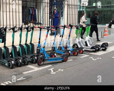 Paris, Frankreich. 31. März 2023. E-Roller von drei verschiedenen Lieferanten werden auf einem ausgewiesenen Parkplatz geparkt. Die Einwohner von Paris können am 02. April 2023 in einem Bürgerreferendum darüber abstimmen, ob die Anmietung von E-Scootern in der Stadt beibehalten oder abgeschafft werden soll. (Dpa 'Pariser stimmen über die Zukunft der E-Scooter ab') Kredit: Michael Evers/dpa/Alamy Live News Stockfoto