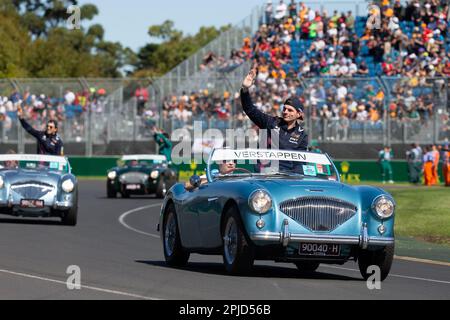 Melbourne, Australien, 2. April 2023. Max Verstappen (1) fährt während der Driver Parade beim australischen Formel-1-Grand-Prix am 02. April 2023 auf dem Melbourne Grand Prix Circuit in Albert Park, Australien, für Oracle Red Bull Racing. Kredit: Dave Hewison/Speed Media/Alamy Live News Stockfoto
