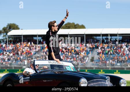 Melbourne, Australien, 2. April 2023. George Russell (63) fährt für das Mercedes-AMG PETRONAS F1 Team während der Driver Parade beim australischen Formel 1 Grand Prix am 02. April 2023 auf der Melbourne Grand Prix Circuit in Albert Park, Australien. Kredit: Dave Hewison/Speed Media/Alamy Live News Stockfoto