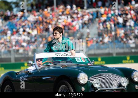 Melbourne, Australien, 2. April 2023. Lance Walk (18 km), Fahrt für das Aston Martin Aramco Cognizant F1 Team während der Driver Parade beim australischen Formel-1-Grand Prix am 02. April 2023, auf der Melbourne Grand Prix Circuit in Albert Park, Australien. Kredit: Dave Hewison/Speed Media/Alamy Live News Stockfoto