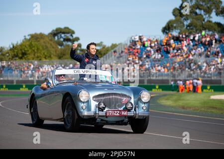 Melbourne, Australien, 2. April 2023. Nyck de Vries (21) auf der Fahrt nach Scuderia AlphaTauri während der Driver Parade beim australischen Formel-1-Grand Prix am 02. April 2023 auf der Melbourne Grand Prix Circuit in Albert Park, Australien. Kredit: Dave Hewison/Speed Media/Alamy Live News Stockfoto