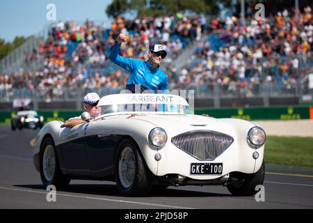 Melbourne, Australien, 2. April 2023. Logan Sargeant (2), der während der Driver Parade beim australischen Formel-1-Grand Prix am 02. April 2023 auf der Melbourne Grand Prix Circuit in Albert Park, Australien, für Williams Racing fährt. Kredit: Dave Hewison/Speed Media/Alamy Live News Stockfoto