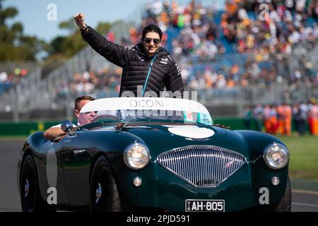 Melbourne, Australien, 2. April 2023. Esteban Ocon (31) auf dem Weg zum BWT Alpine F1 Team während der Driver Parade beim australischen Formel-1-Grand Prix am 02. April 2023 auf dem Melbourne Grand Prix Circuit in Albert Park, Australien. Kredit: Dave Hewison/Speed Media/Alamy Live News Stockfoto