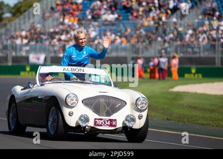 Melbourne, Australien, 2. April 2023. Alexander Albon (23) fährt während der Driver Parade beim australischen Formel-1-Grand Prix am 02. April 2023 auf der Melbourne Grand Prix Circuit in Albert Park, Australien, zum Williams Racing. Kredit: Dave Hewison/Speed Media/Alamy Live News Stockfoto