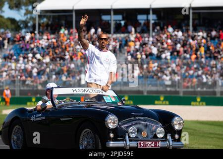 Melbourne, Australien, 2. April 2023. Lewis Hamilton (44) fährt für das Mercedes-AMG PETRONAS F1 Team während der Driver Parade beim australischen Formel 1 Grand Prix am 02. April 2023 auf der Melbourne Grand Prix Circuit in Albert Park, Australien. Kredit: Dave Hewison/Speed Media/Alamy Live News Stockfoto