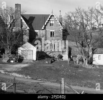 Ein 1980 schwarzweißes Foto im mittleren Format eines ungewöhnlichen dreistöckigen Hauses in der historischen Stadt Carcoar im Zentralwesten von New South Wales, Australien. Stockfoto