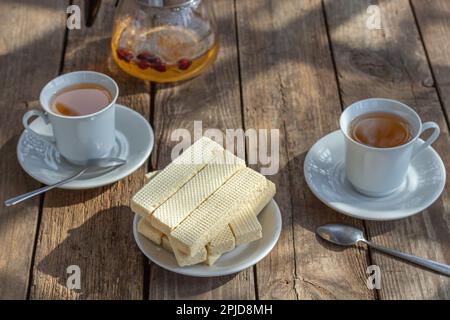 Teeparty mit süßen russischen Waffeln auf Holzhintergrund. Traditionelle Süßigkeiten und Dessert. Rustikal Stockfoto