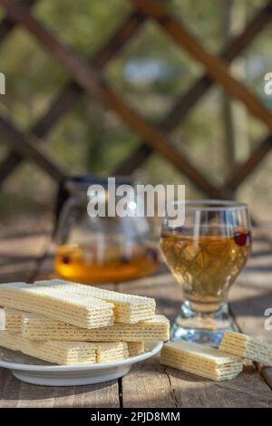 Teeparty mit süßen russischen Waffeln auf Holzhintergrund. Traditionelle Süßigkeiten und Dessert. Rustikal Stockfoto