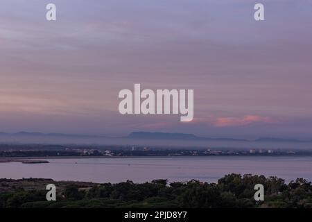 Luftbild von Collioure nach dem Sonnenuntergang in rosa und blauen Untertönen. Blick auf die Stadt mit Skyline und Mittelmeer. Stockfoto