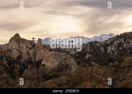 Ein Bild von Felsformationen in Ille-sur-Têt während des Sonnenuntergangs zur goldenen Stunde. Das orangefarbene und goldene Licht reflektiert auf den Felsen. Stockfoto