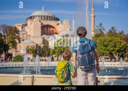 Vater und Sohn Touristen genießen einen wunderschönen Blick auf die Hagia Sophia Kathedrale, die berühmte moschee des islamischen Wahrzeichens, Reisen Sie nach Istanbul, Türkei. Reisen mit Stockfoto