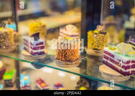Verschiedene Arten von Kuchen im Glas Pastry Shop anzeigen Stockfoto