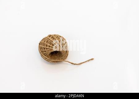 Juteseilbündel-Nahaufnahme isoliert auf weißem Hintergrund. Stockfoto