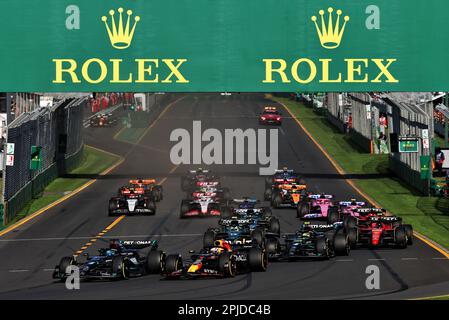 Melbourne, Australien. 02. April 2023. George Russell (GBR) Mercedes AMG F1 W14 führt Max Verstappen (NLD) Red Bull Racing RB19 zu Beginn des Rennens. Großer Preis Australiens, Sonntag, 2. April 2023. Albert Park, Melbourne, Australien. Kredit: James Moy/Alamy Live News Stockfoto