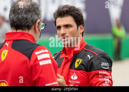 Melbourne, Australien. 01. April 2023. Carlos Sainz aus Spanien und Scuderia Ferrari sprechen mit seinem Ingenieur, nachdem er sich vor dem Grand Prix von Australien der Formel 1 auf dem Albert Park Circuit qualifiziert hat. (Foto: George Hitchens/SOPA Images/Sipa USA) Guthaben: SIPA USA/Alamy Live News Stockfoto