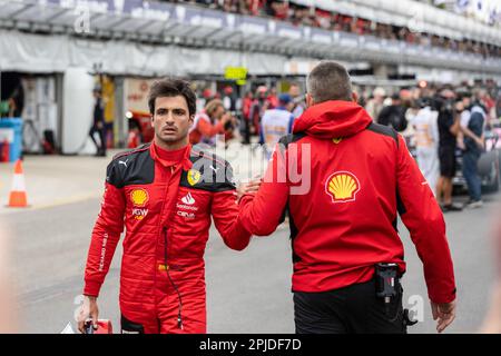 Melbourne, Australien. 01. April 2023. Carlos Sainz aus Spanien und Scuderia Ferrari, nachdem sie sich auf dem Albert Park Circuit zum fünften Mal vor der Formel 1 des australischen Grand Prix qualifiziert haben. (Foto: George Hitchens/SOPA Images/Sipa USA) Guthaben: SIPA USA/Alamy Live News Stockfoto