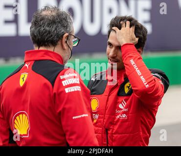 Melbourne, Australien. 01. April 2023. Carlos Sainz aus Spanien und Scuderia Ferrari sprechen mit seinem Ingenieur, nachdem er sich vor dem Grand Prix von Australien der Formel 1 auf dem Albert Park Circuit qualifiziert hat. (Foto: George Hitchens/SOPA Images/Sipa USA) Guthaben: SIPA USA/Alamy Live News Stockfoto