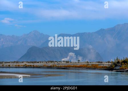 Herbstlandschaft mit Bergen und bunten Bäumen Stockfoto