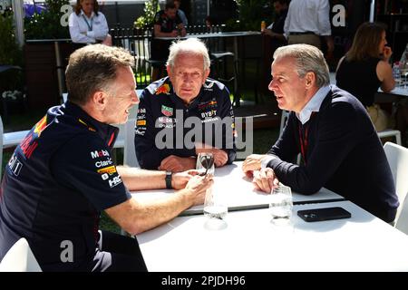 Melbourne, Australien. 02. April 2023. (L bis R): Christian Horner (GBR) Red Bull Racing Team Direktor mit Dr. Helmut Marko (AUT) Red Bull Motorsport Consultant und Raymond Vermeulen (NLD) Driver Manager. 02.04.2023. Formel-1-Weltmeisterschaft, Rd 3, Australian Grand Prix, Albert Park, Melbourne, Australien, Wettkampftag. Das Foto sollte wie folgt lauten: XPB/Press Association Images. Kredit: XPB Images Ltd/Alamy Live News Stockfoto