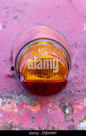 Rücklicht eines alten Autos. Blinker und Bremslicht. Karosserie in schlechtem, verrosteten Zustand Stockfoto