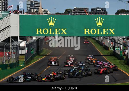 Melbourne, Australien. 02. April 2023. George Russell (GBR) Mercedes AMG F1 W14 führt Max Verstappen (NLD) Red Bull Racing RB19 zu Beginn des Rennens. Großer Preis Australiens, Sonntag, 2. April 2023. Albert Park, Melbourne, Australien. Kredit: James Moy/Alamy Live News Stockfoto
