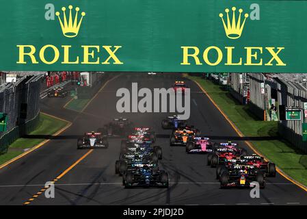 Melbourne, Australien. 02. April 2023. George Russell (GBR) Mercedes AMG F1 W14 führt Max Verstappen (NLD) Red Bull Racing RB19 zu Beginn des Rennens. Großer Preis Australiens, Sonntag, 2. April 2023. Albert Park, Melbourne, Australien. Kredit: James Moy/Alamy Live News Stockfoto
