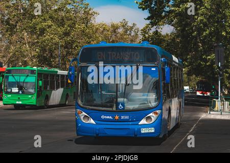 Santiago, Chile - Dezember 2022: Ein Bus in Santiago, oder Red Metropolitana de Movilidad. Stockfoto