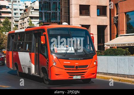 Santiago, Chile - Dezember 2022: Ein Bus in Santiago, oder Red Metropolitana de Movilidad. Stockfoto