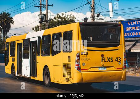 Santiago, Chile - Dezember 2022: Ein Bus in Santiago, oder Red Metropolitana de Movilidad. Stockfoto