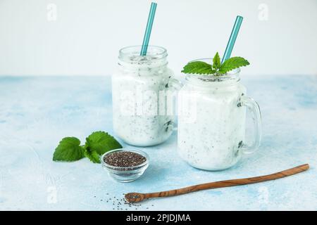 Leckerer Joghurt oder Smoothie mit gesunden Chiasamen und vegetarischen Speisen Stockfoto