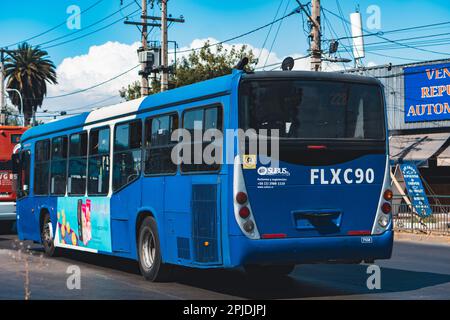 Santiago, Chile - Dezember 2022: Ein Bus in Santiago, oder Red Metropolitana de Movilidad. Stockfoto